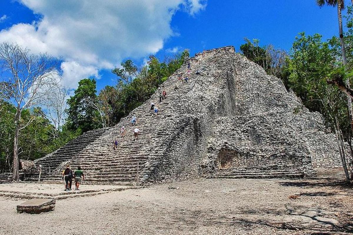 una piramide con persone in piedi sulla cima