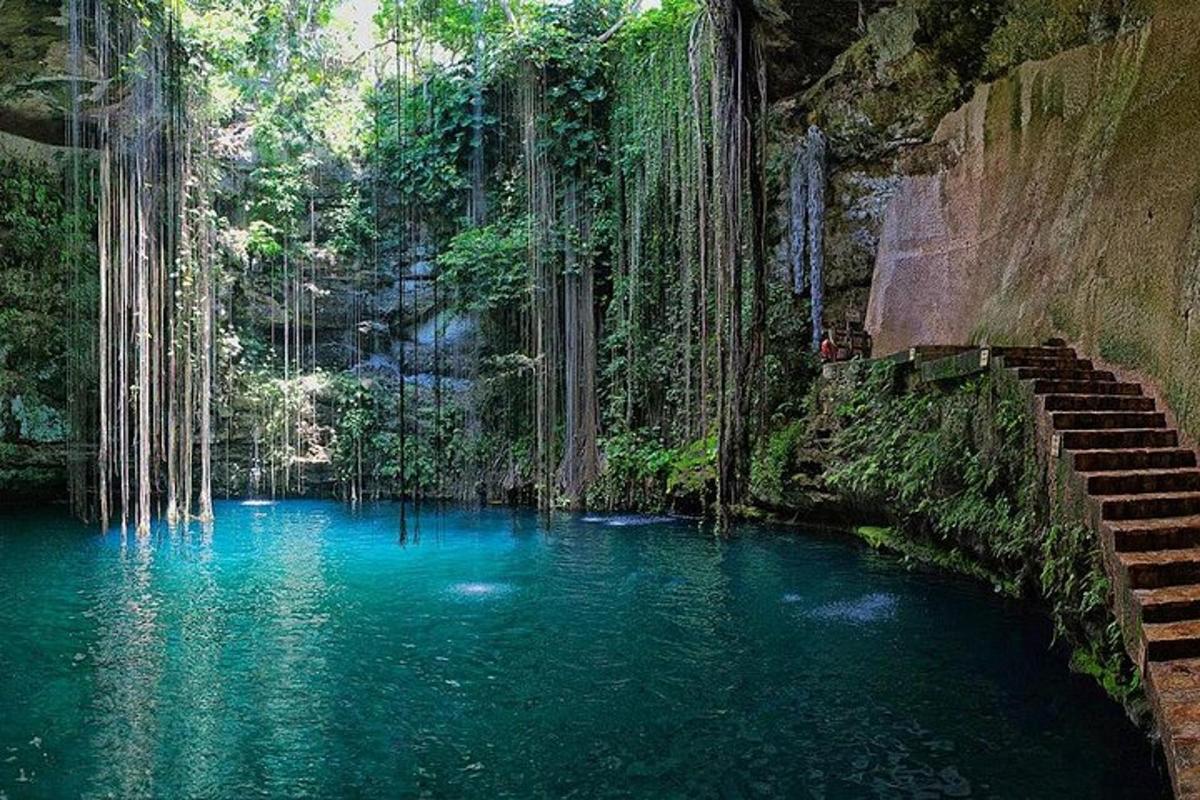 una piscina di acqua blu con scale in una grotta