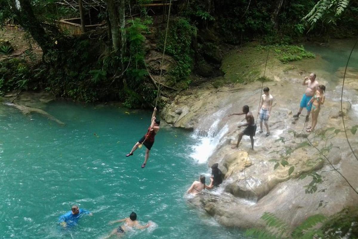 un grupo de personas saltando a un río