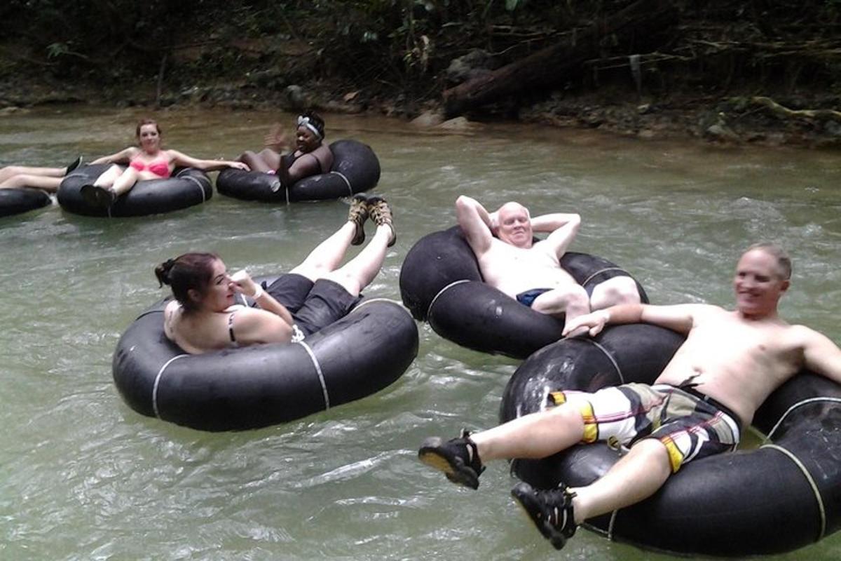 Un grupo de personas viajando en flotadores en el agua.