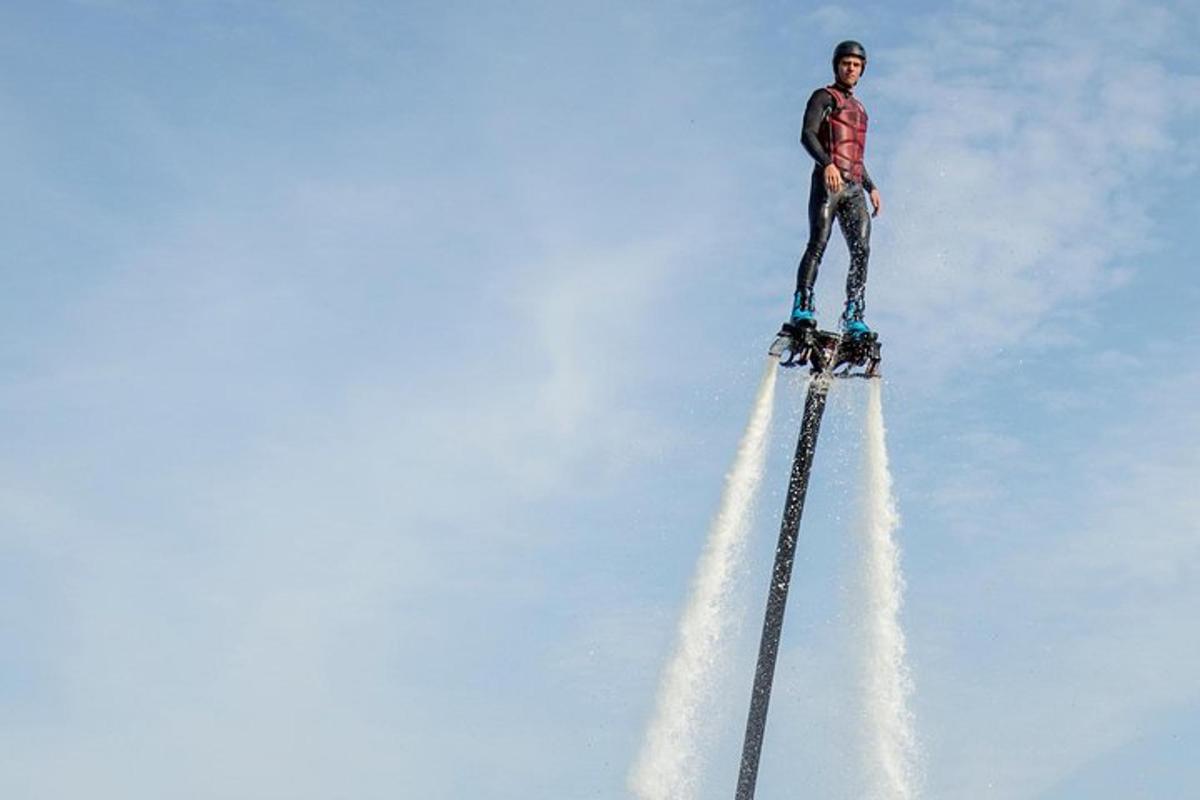 un uomo è in piedi in cima a una torre