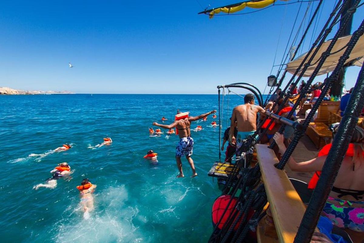 un gruppo di persone in acqua su una barca