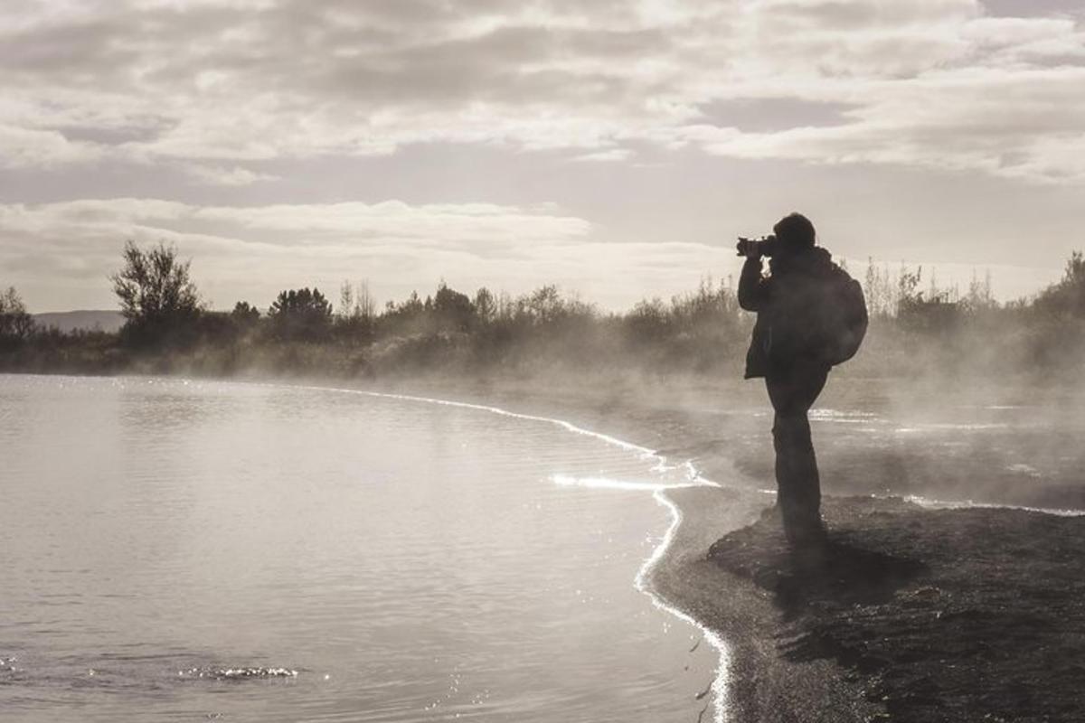 muž fotografující vodní plochu