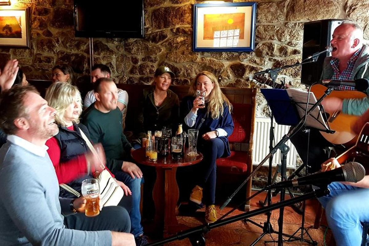 un gruppo di persone sedute in un bar con un microfono
