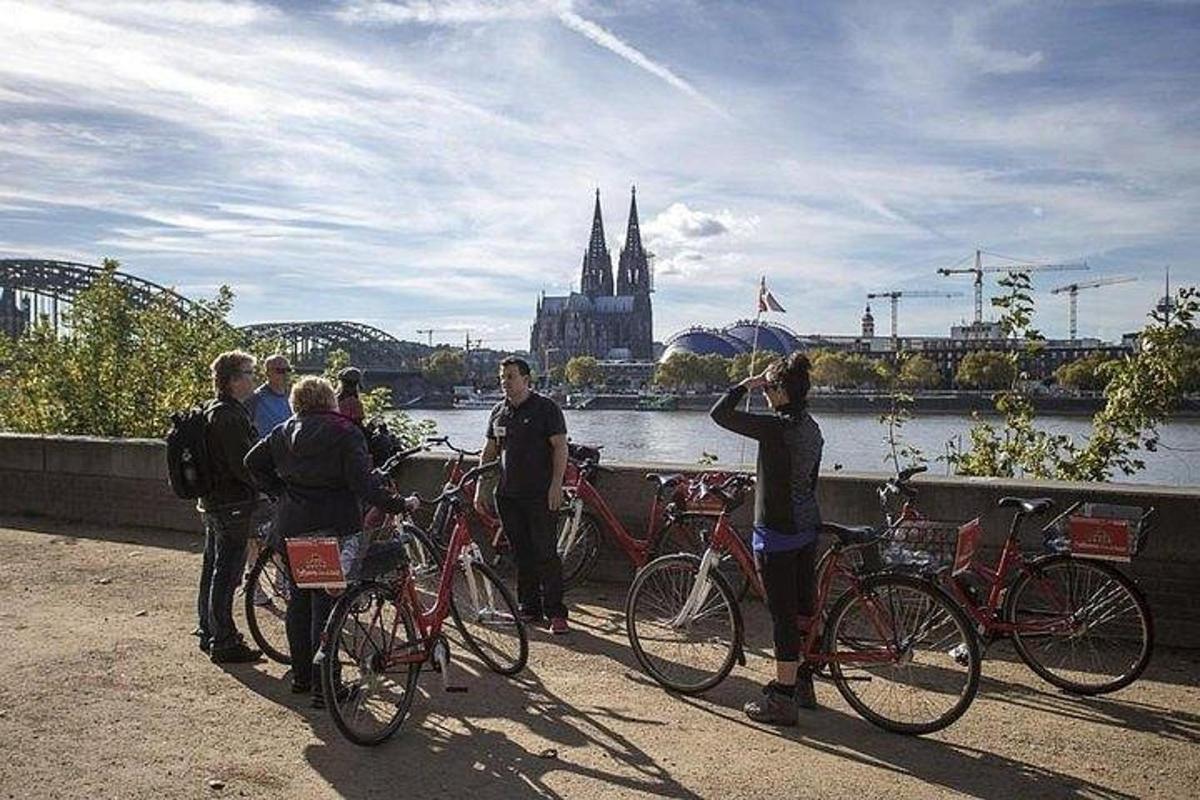 skupina lidí stojících vedle svých kol
