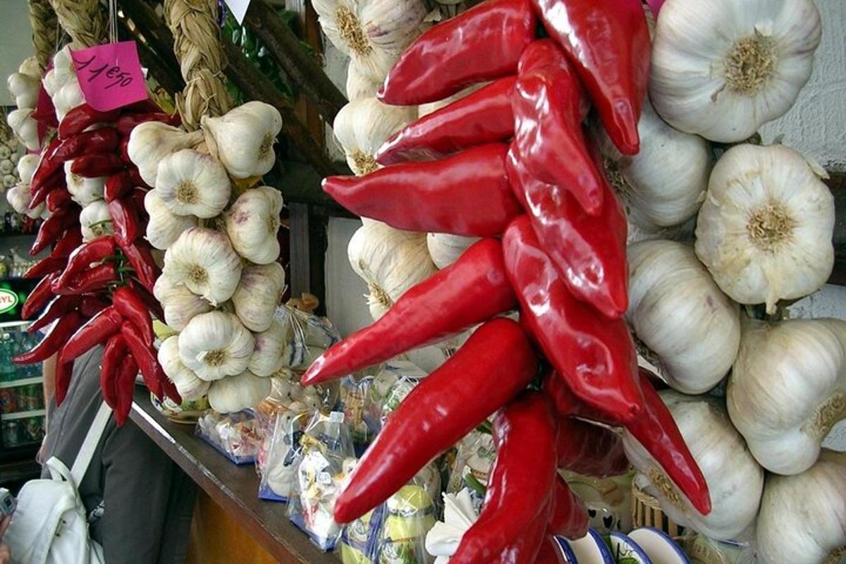 o grămadă de legume expuse într-un magazin