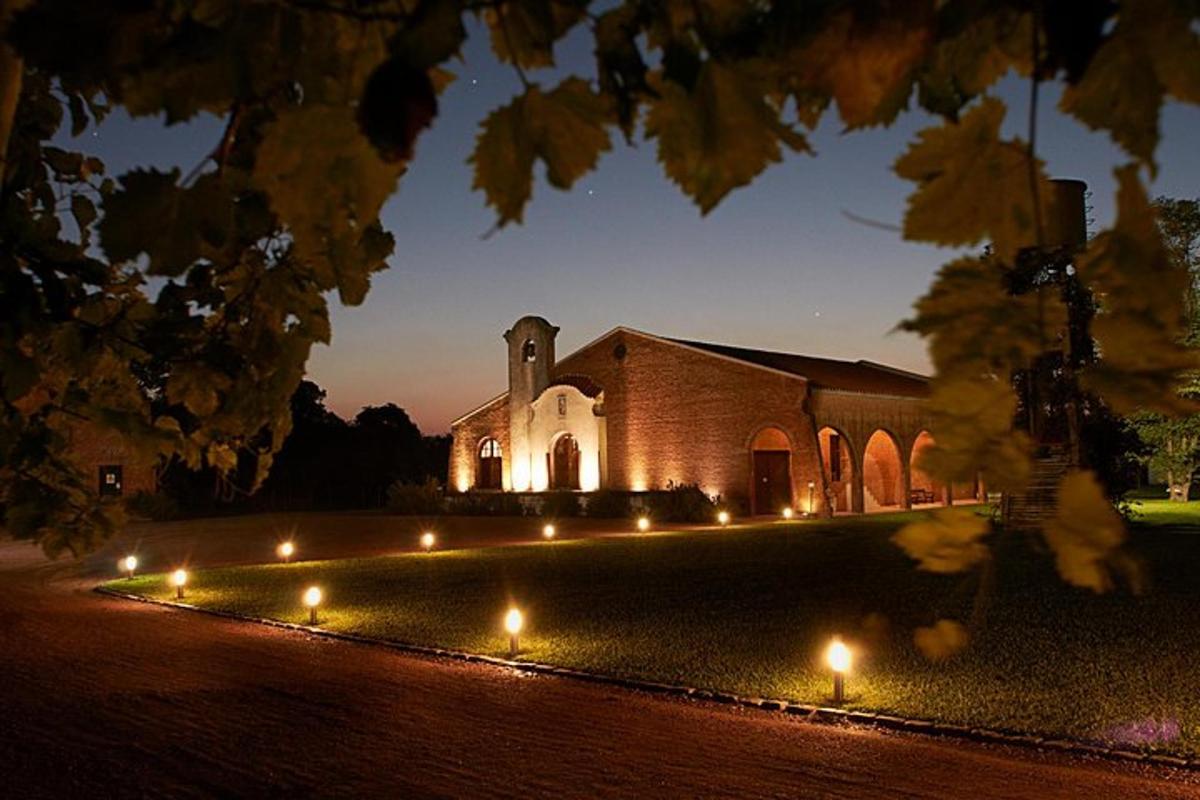 una chiesa con luci davanti di notte