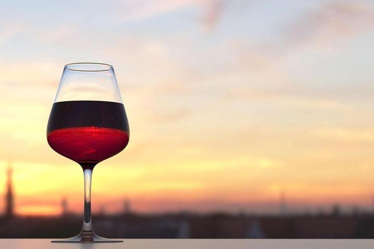 ein Glas Rotwein auf einem Tisch