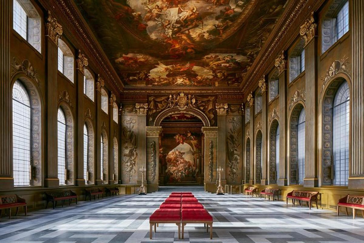 une grande pièce avec un grand tableau au plafond