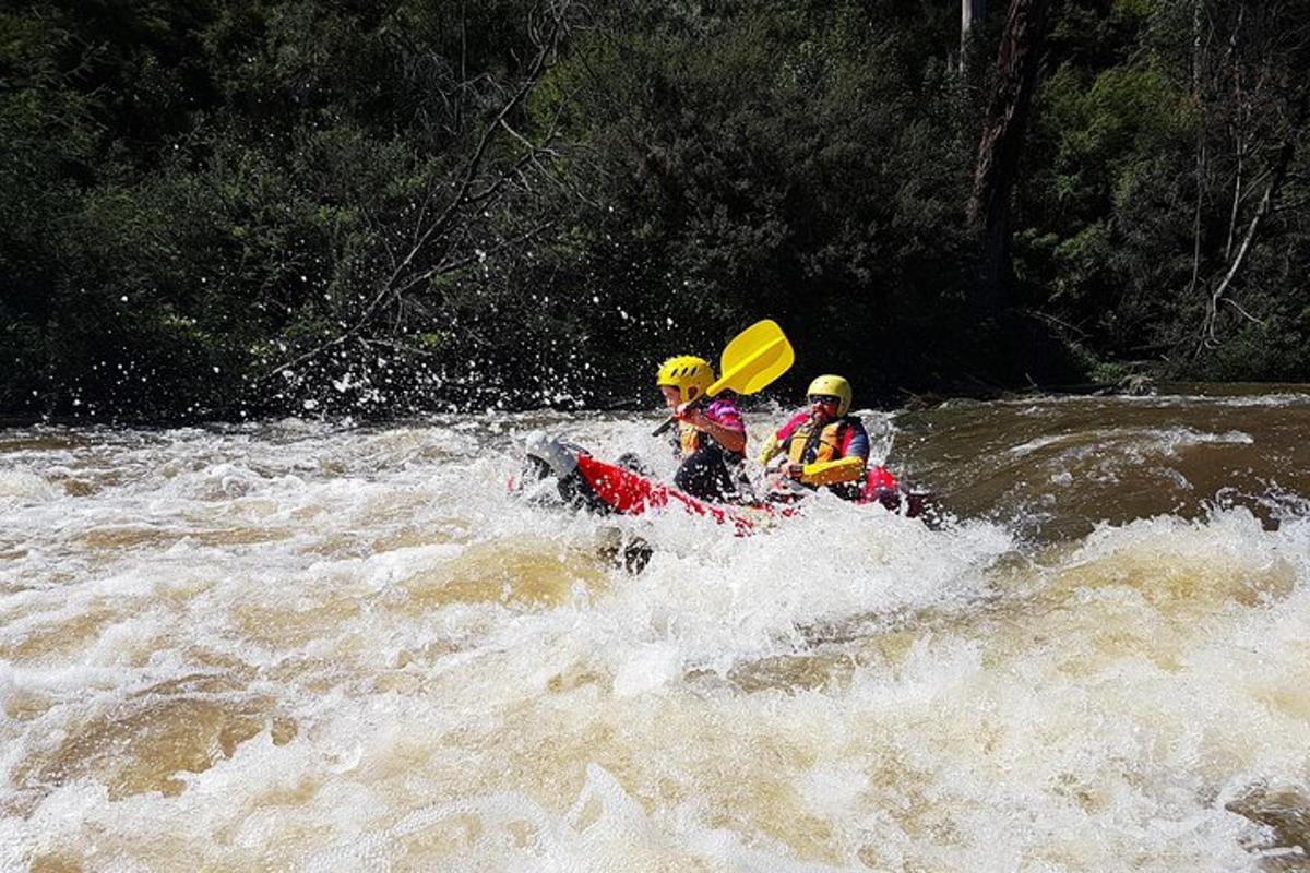 dos personas en una balsa en un río