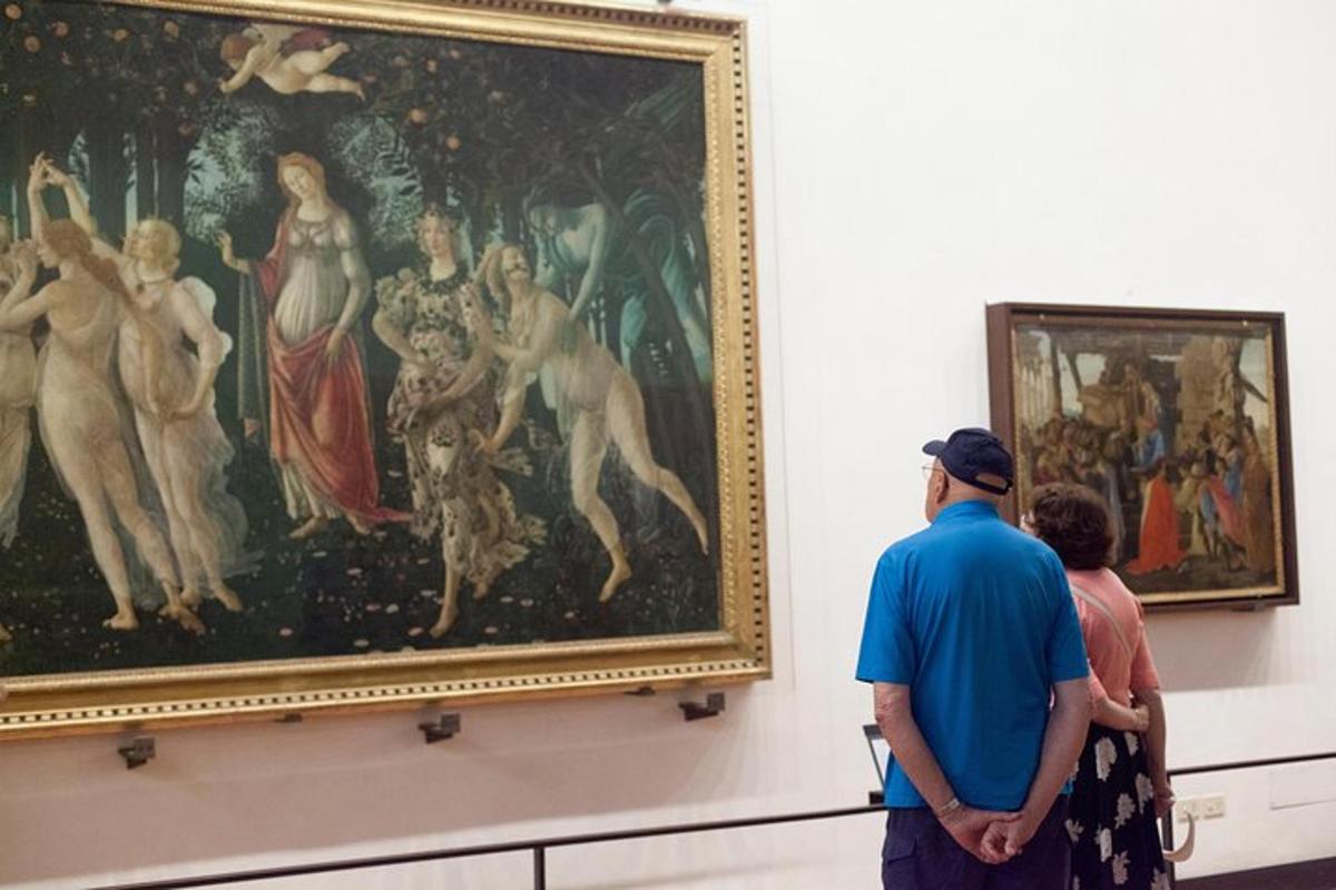 Άνθρωποι που κοιτάζουν έναν πίνακα σε ένα μουσείο τέχνης