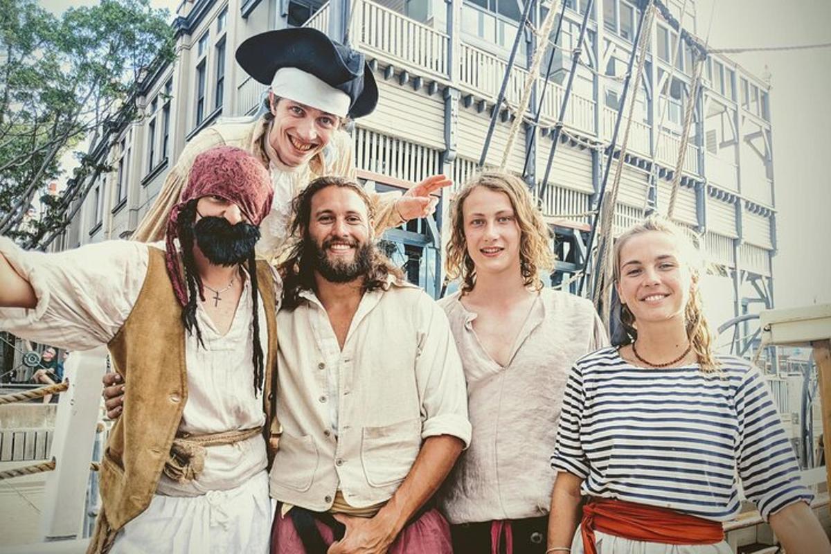Un grupo de personas posando para una foto con un hombre en la cabeza.