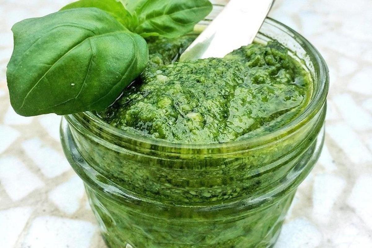 sebotol pesto dengan tanaman hijau di dalamnya