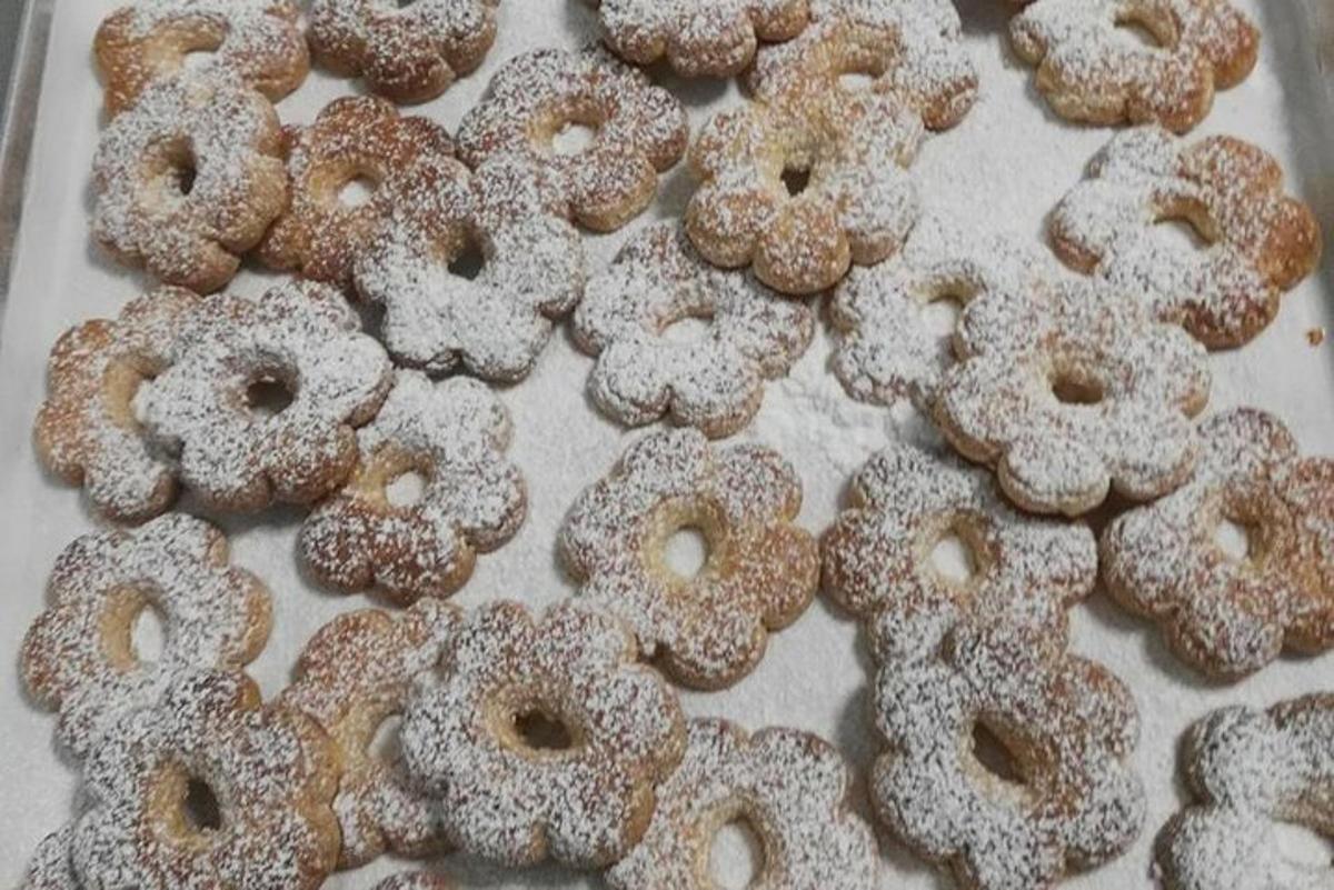 un vassoio di ciambelle ricoperte di zucchero a velo