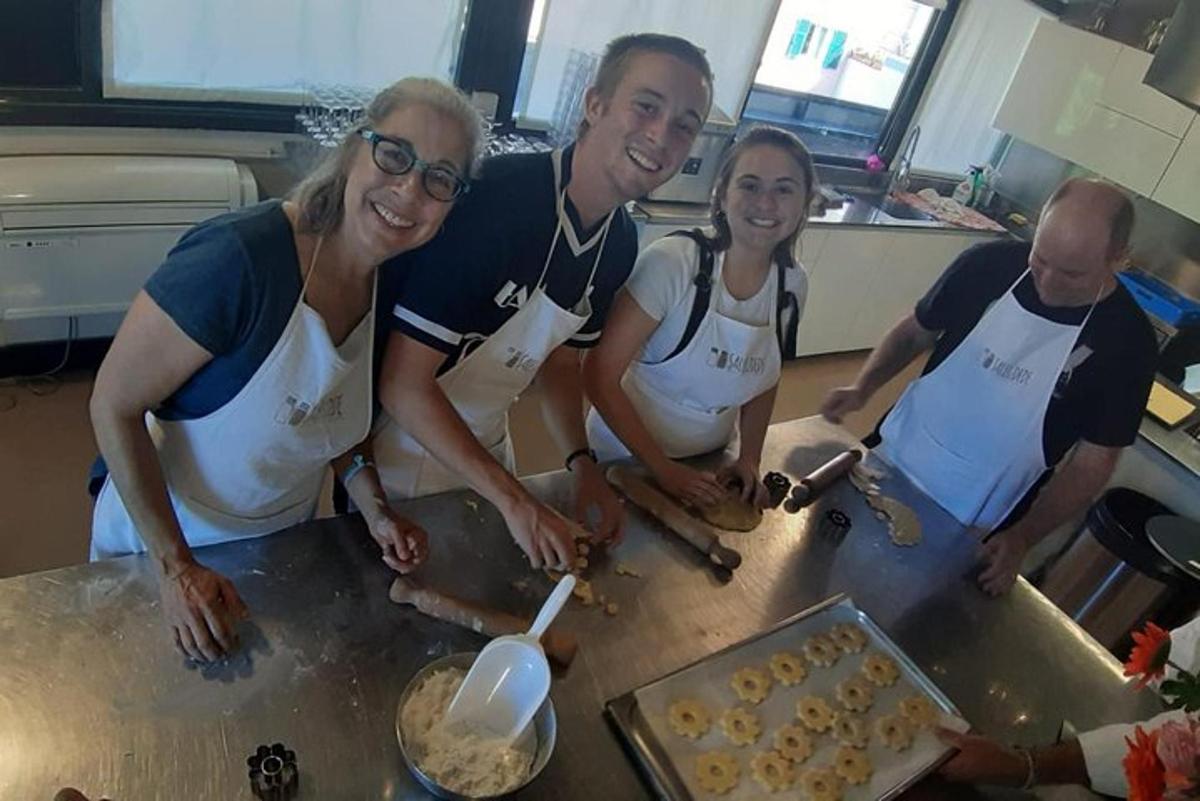 un gruppo di persone in cucina che preparano il cibo