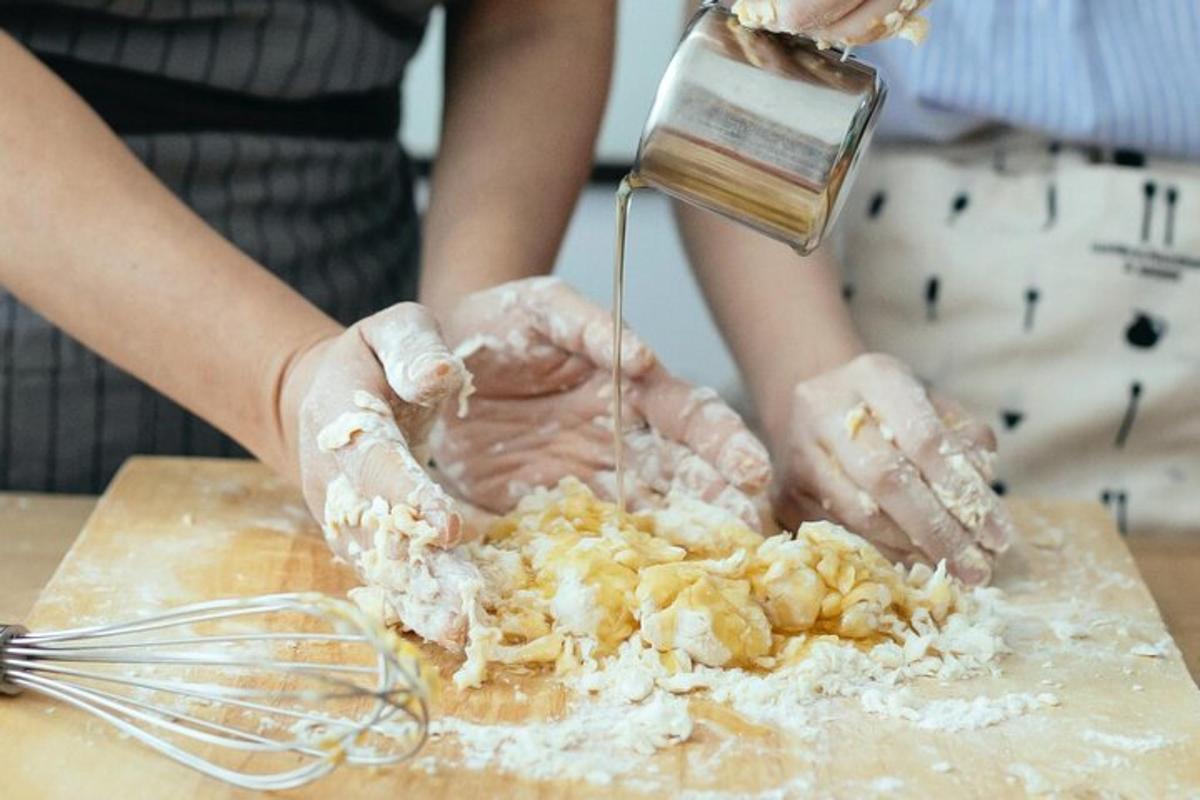 una persona sta versando il cibo su un tagliere