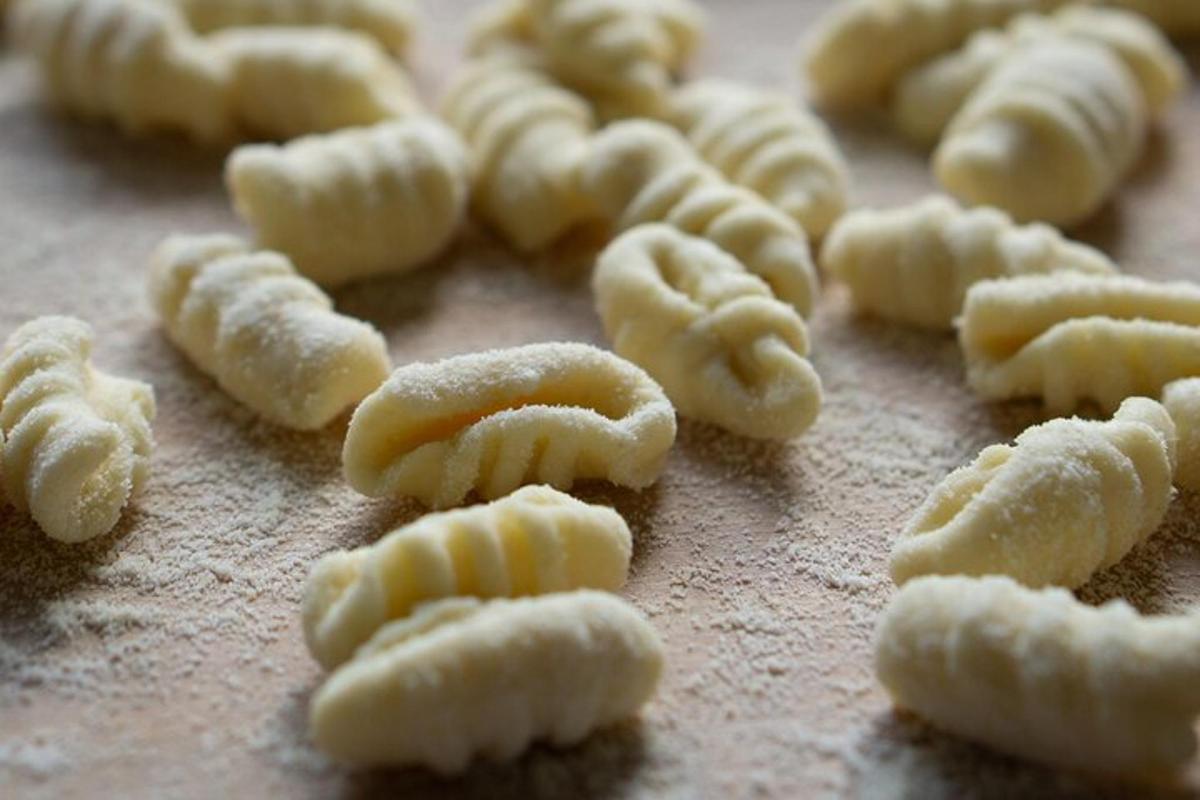 un mucchio di pasta che forma la forma di un viso