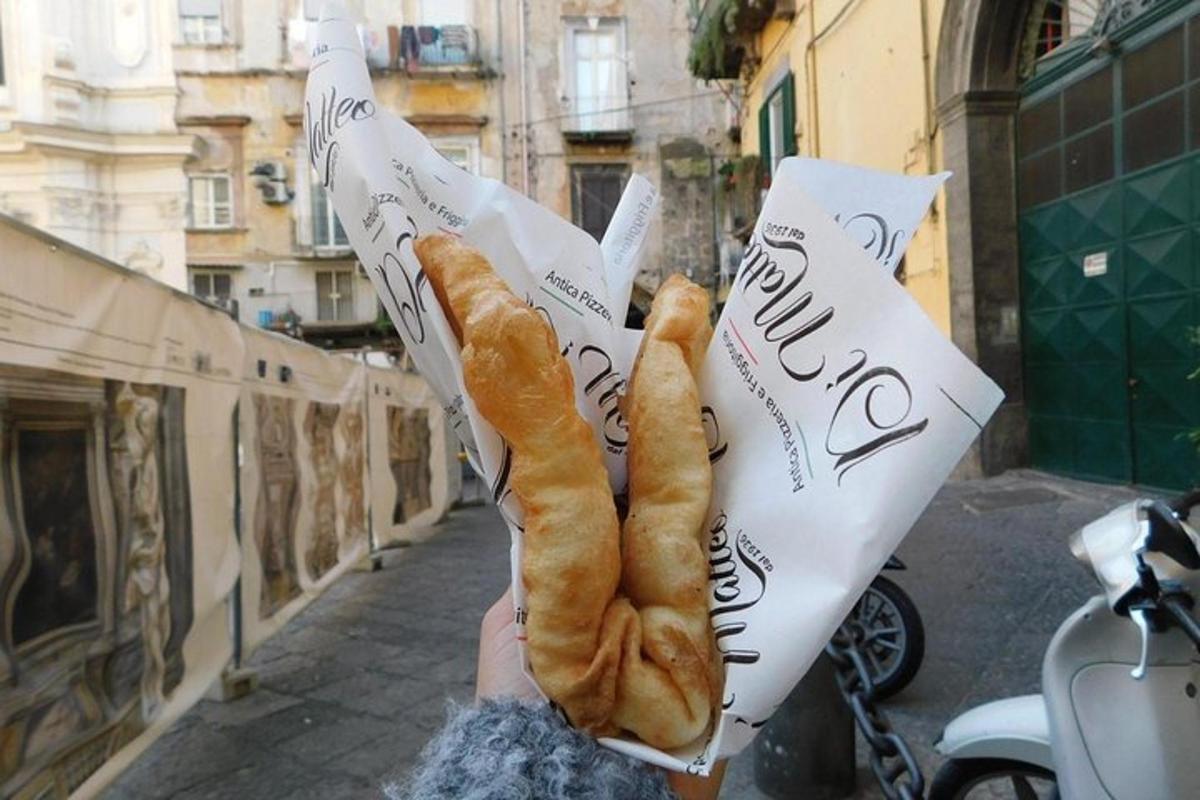 una persona che tiene in mano una pagnotta di pane