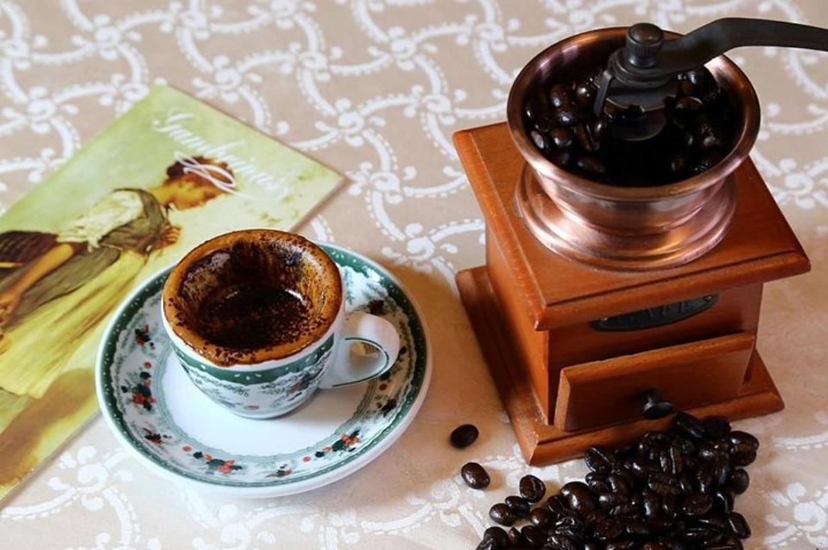 una tazza di caffè su un piatto su un tavolo