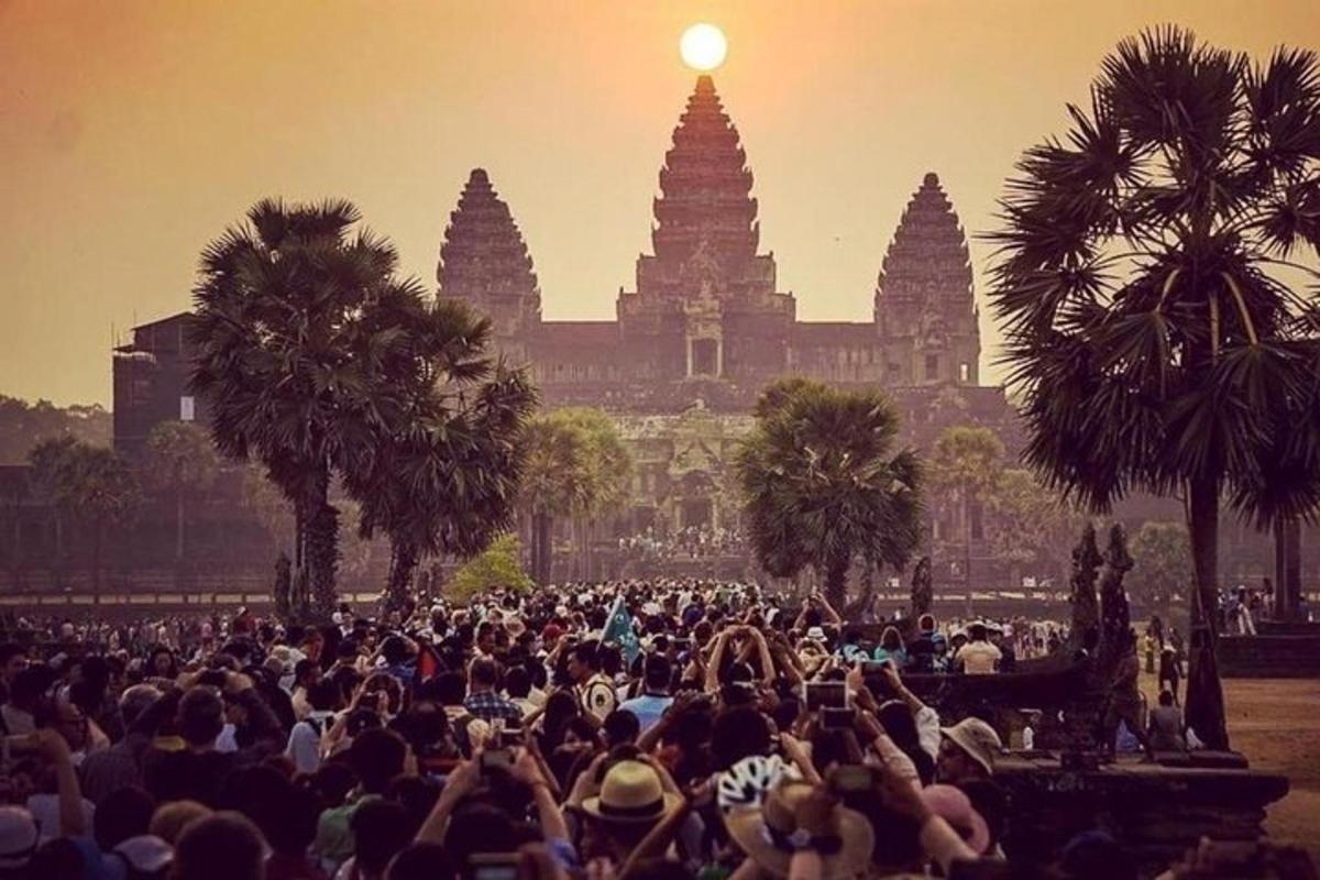 a crowd of people standing in front of a building