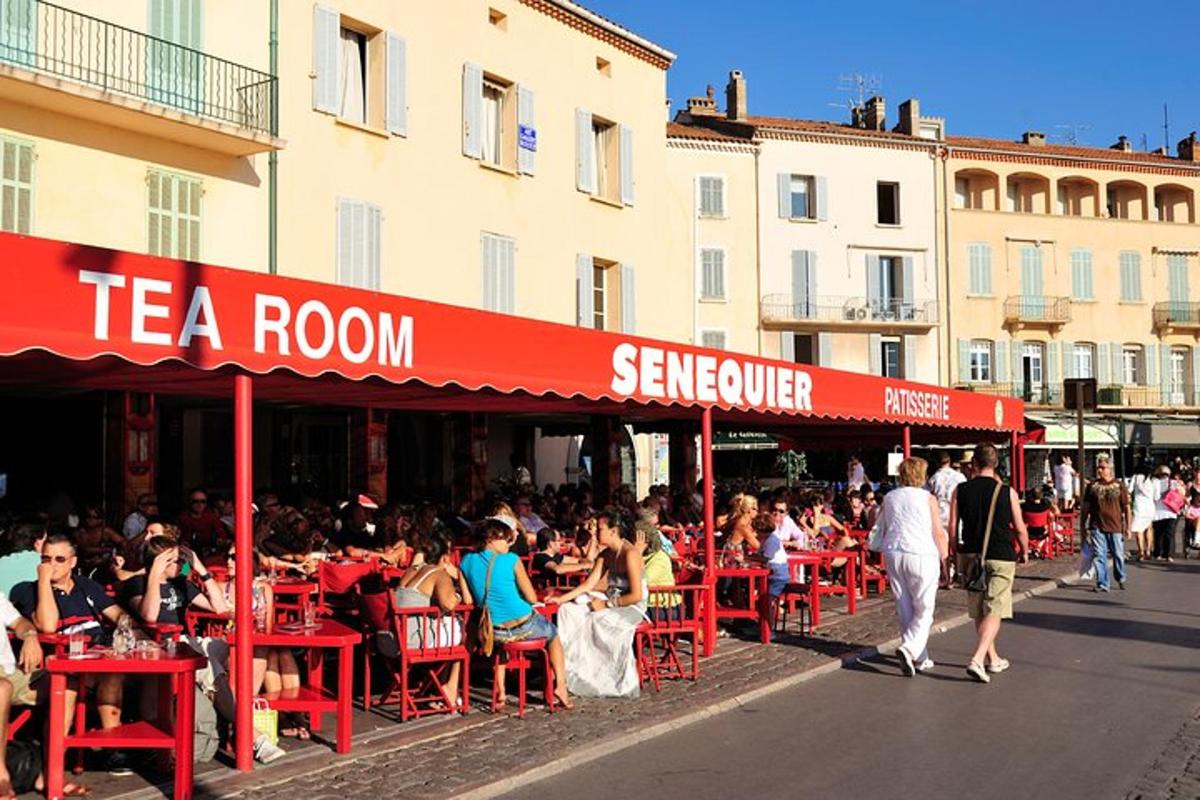 skupina lidí sedících ve venkovní restauraci