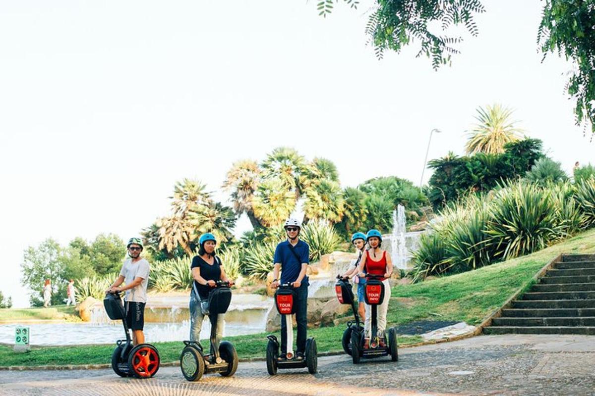 skupina lidí jedoucích na segwayích