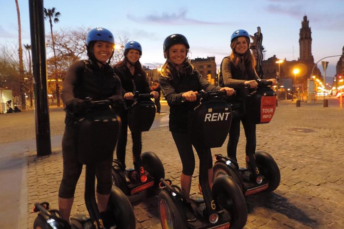 skupina čtyř žen jedoucí na segwayích