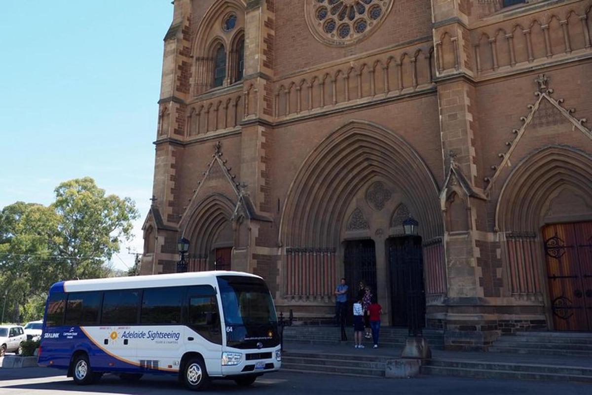 hoone ees pargitud sinivalge buss