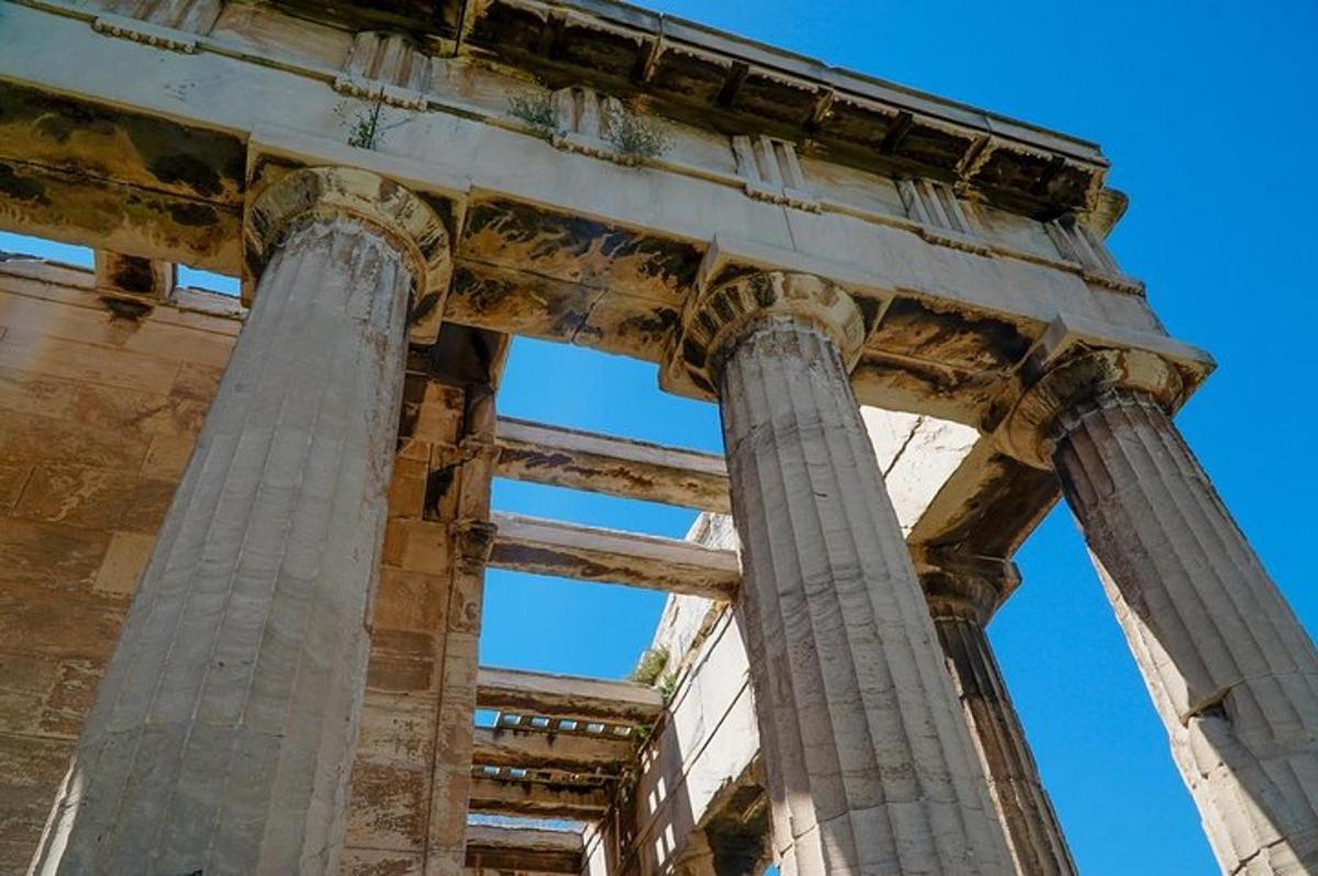 un antico tempio con colonne di fronte a un edificio