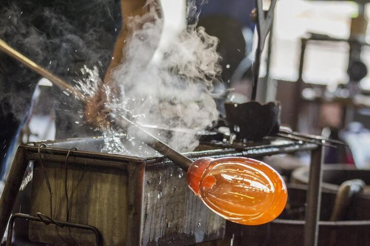 một cái nồi có cán chổi và khói bốc ra từ đó