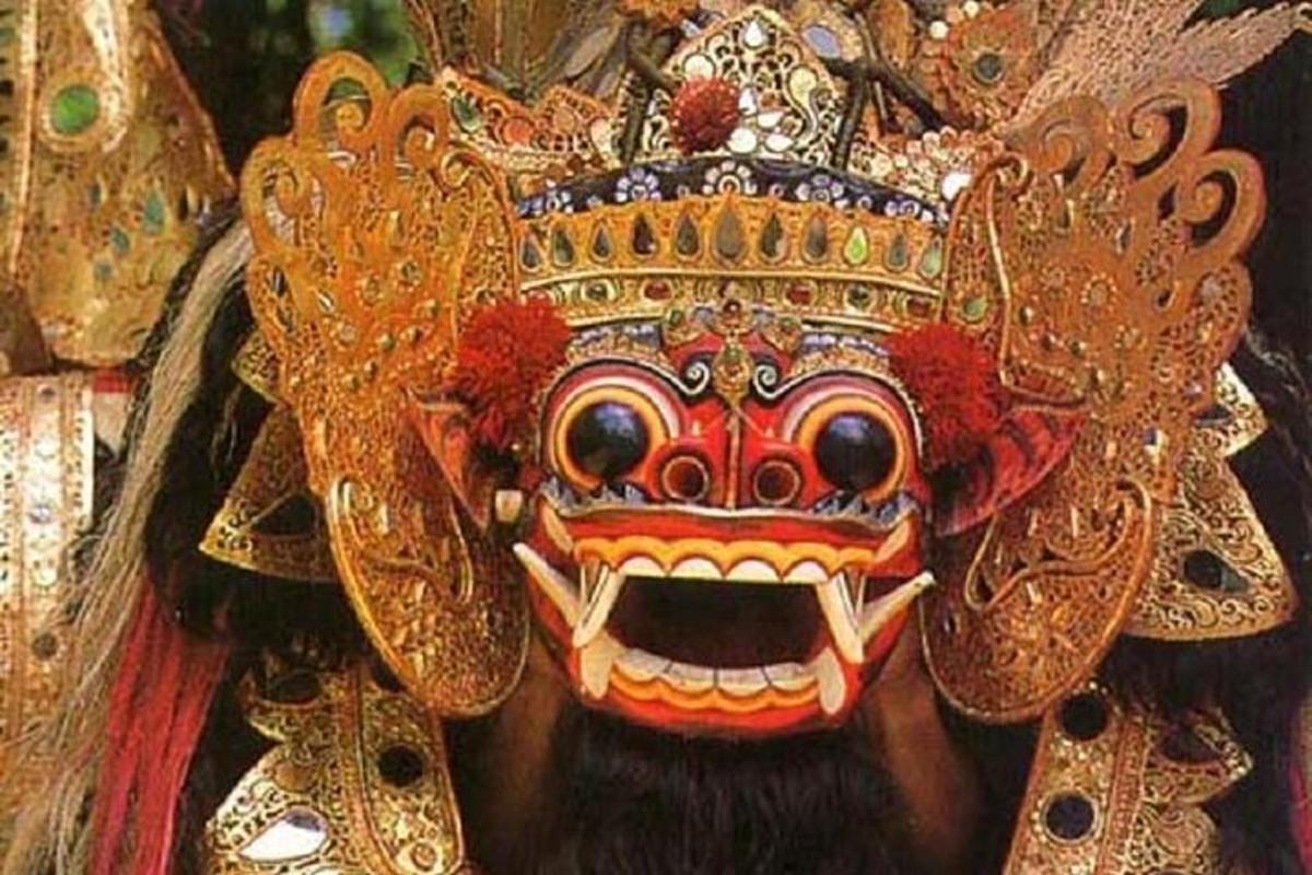 una maschera di una persona che indossa una maschera