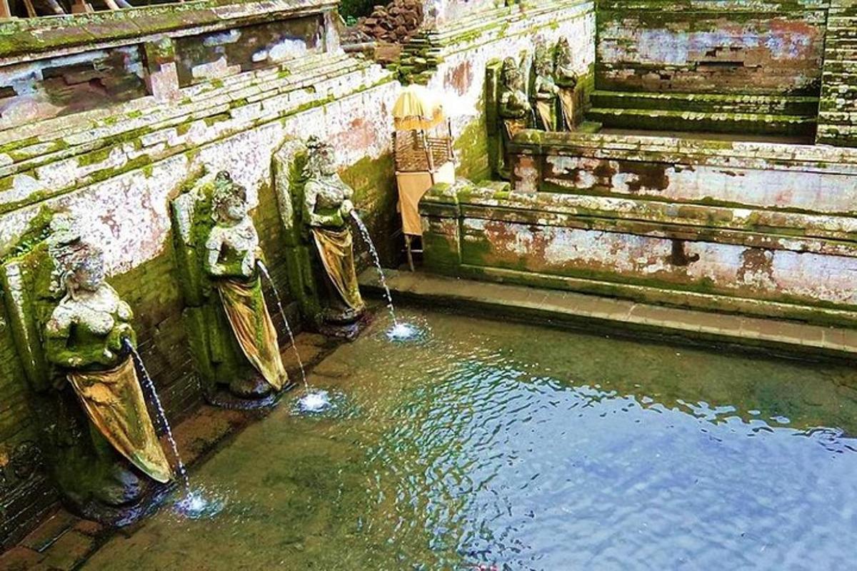 una piscina d'acqua con statue in un edificio