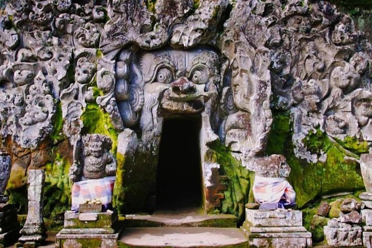 una porta in un muro di pietra con statue