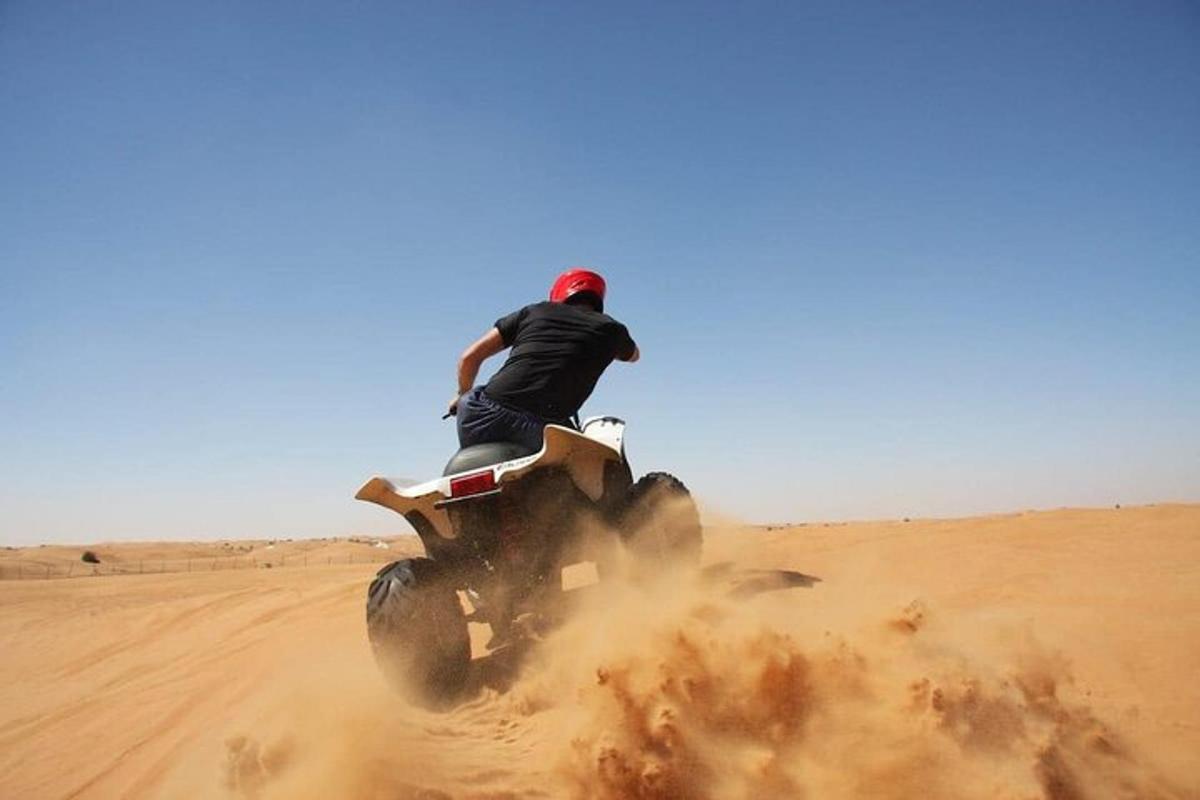 un uomo in sella a una moto da cross nel deserto