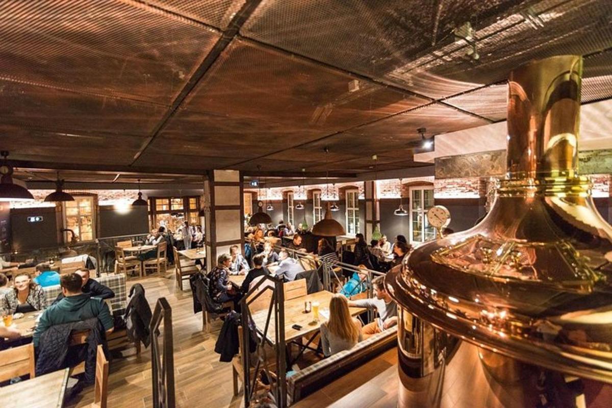 um grupo de pessoas sentadas às mesas de um restaurante
