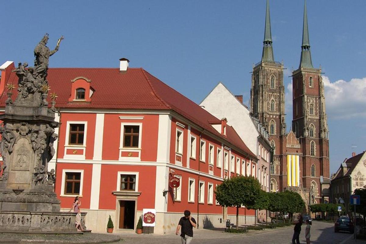 červenobílá budova před kostelem