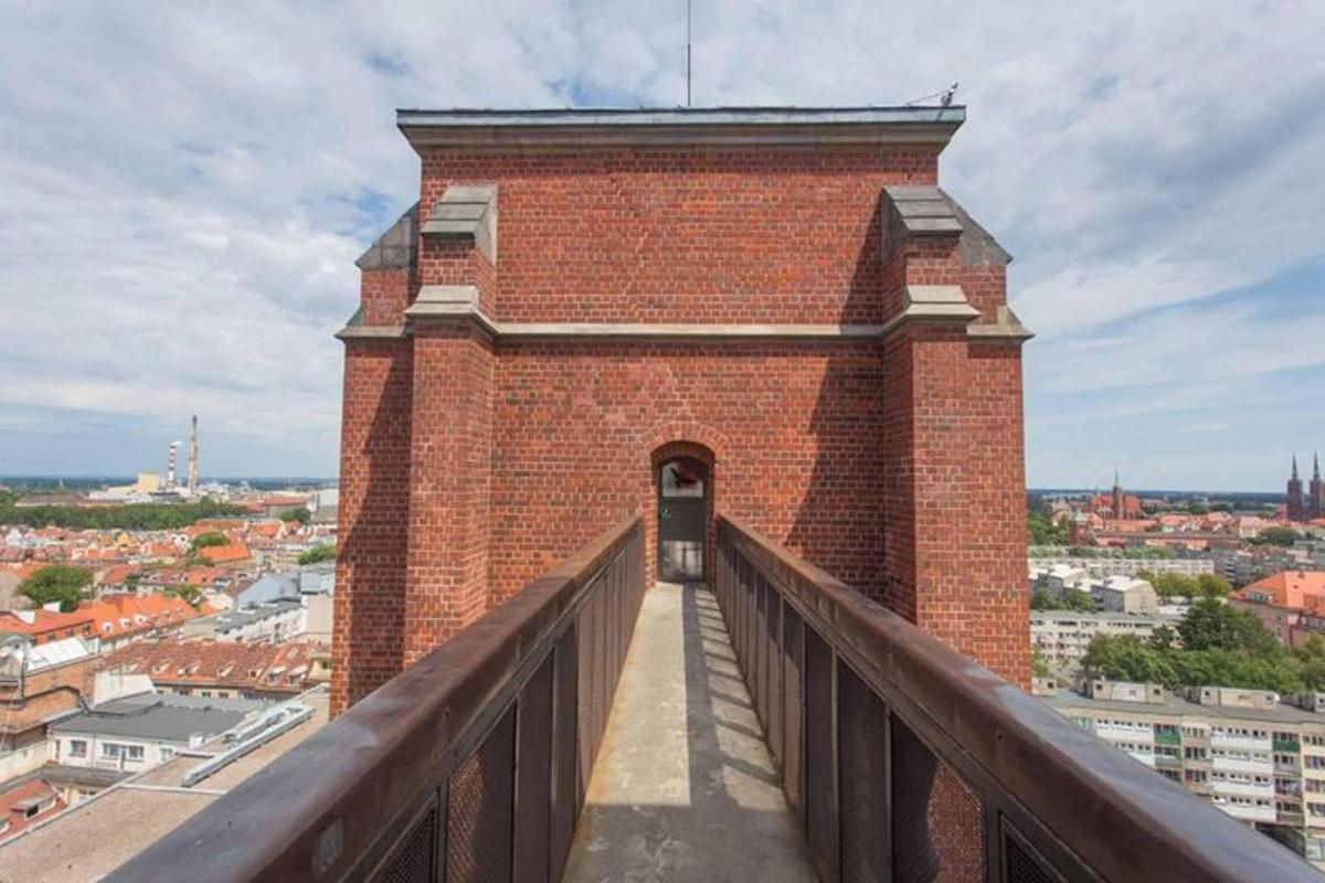 menara bata dengan pintu di atas jambatan