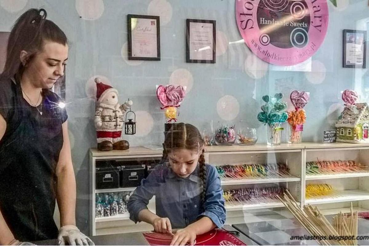 ženska in deklica sedita za mizo v trgovini