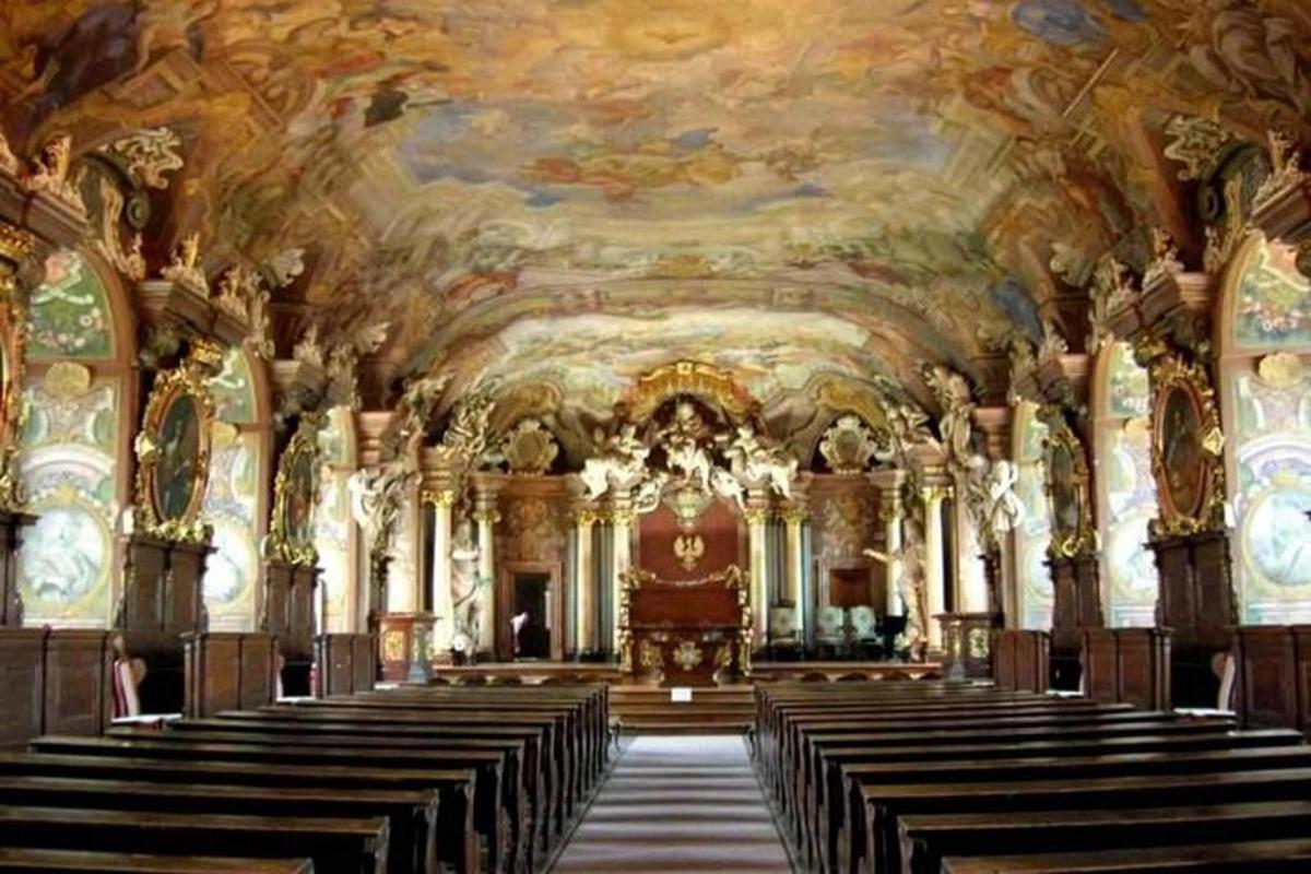 una grande chiesa con una fila di banchi al suo interno