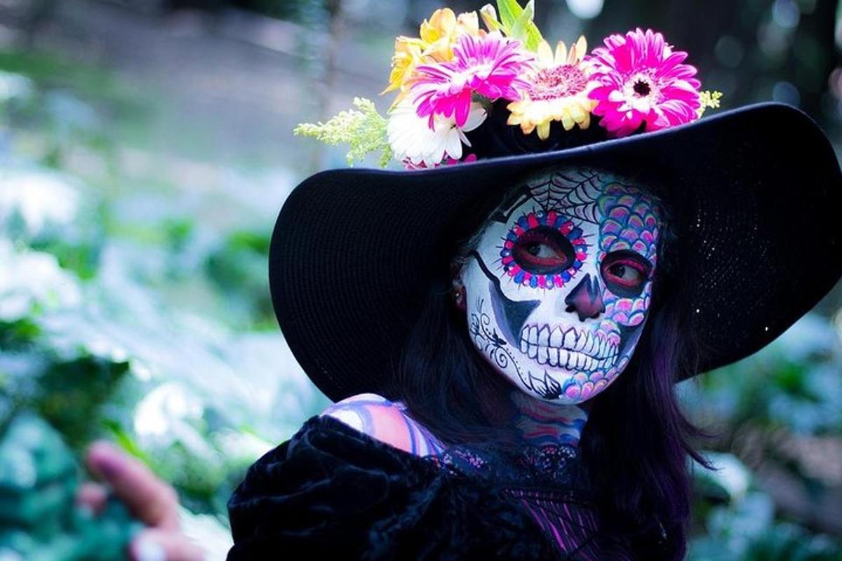 una dona amb maquillatge de calavera i un barret amb flors