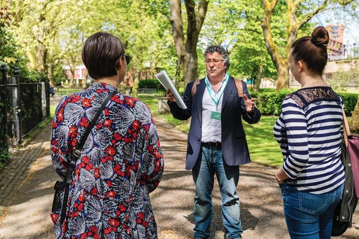 un grupo de tres personas caminando en un parque