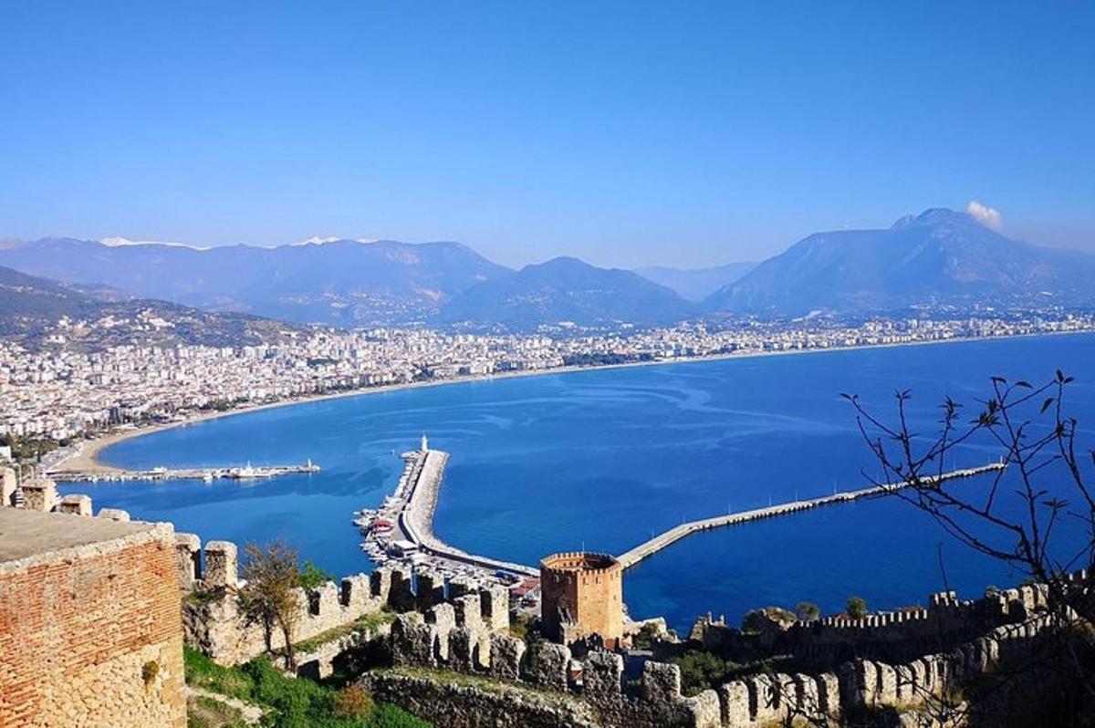 una vista d'una ciutat i una massa d'aigua