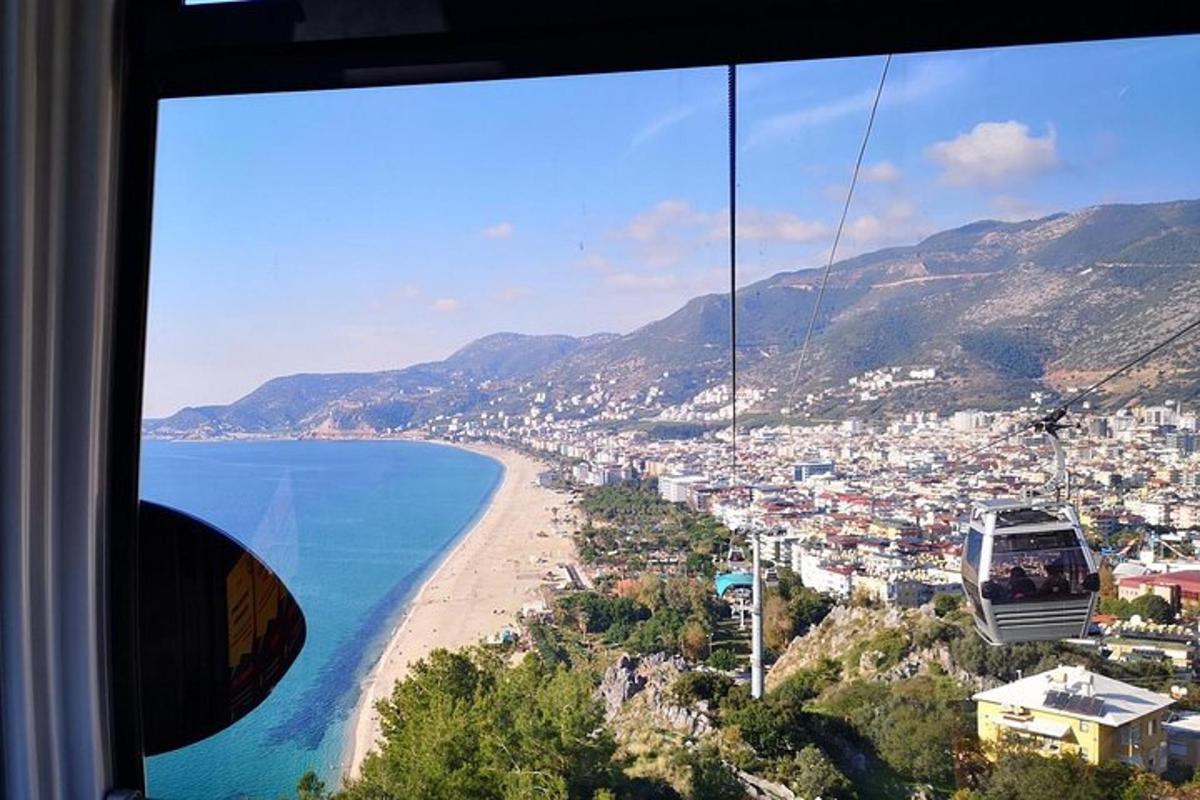 una vista di una spiaggia da una gondola