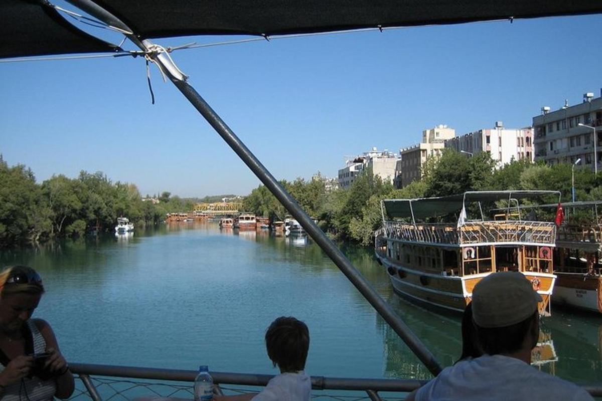 un gruppo di persone su una barca su un fiume