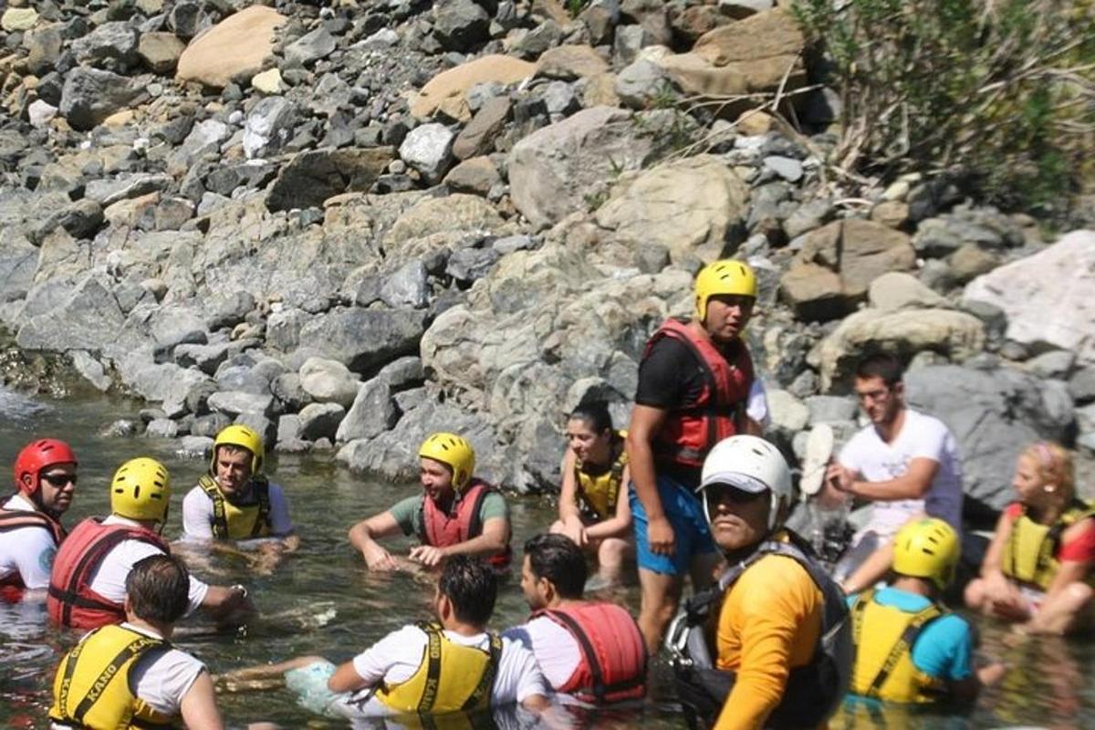 група людей у воді на річці