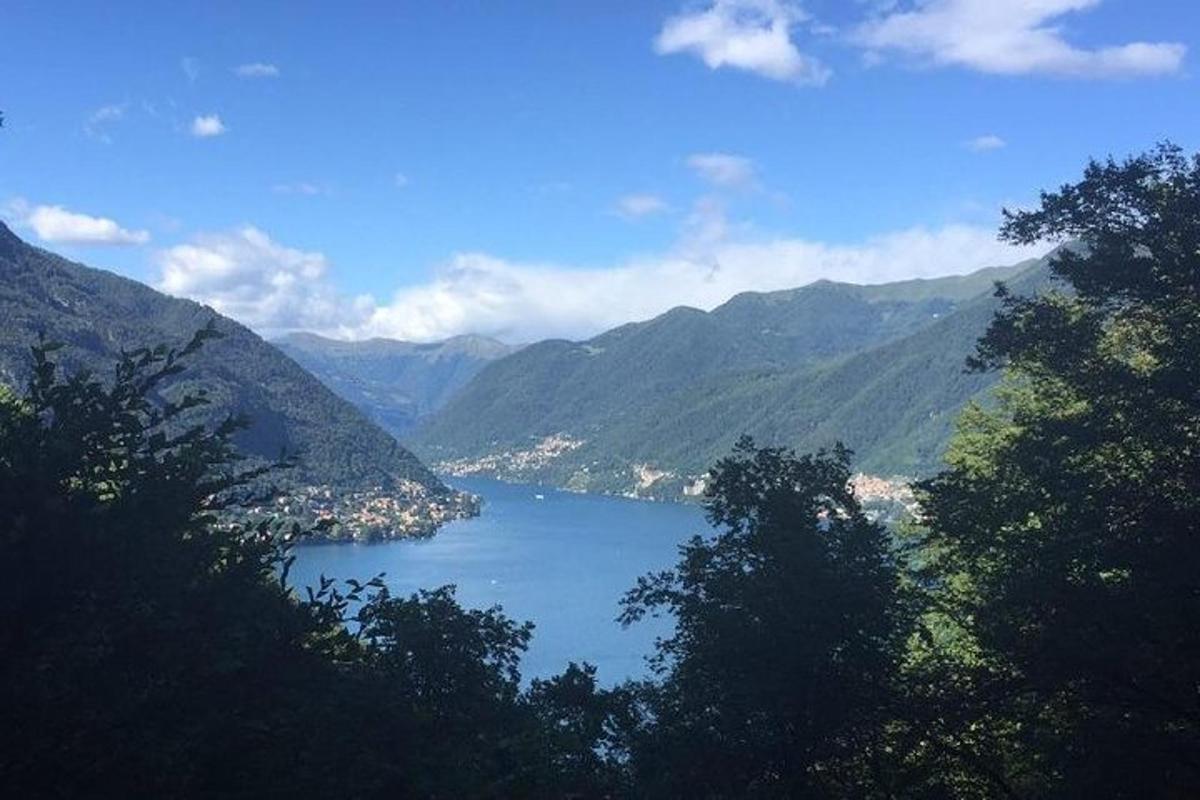 una vista di un grande lago in montagna
