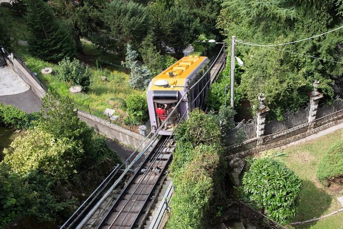 un treno che viaggia lungo un binario su un ponte