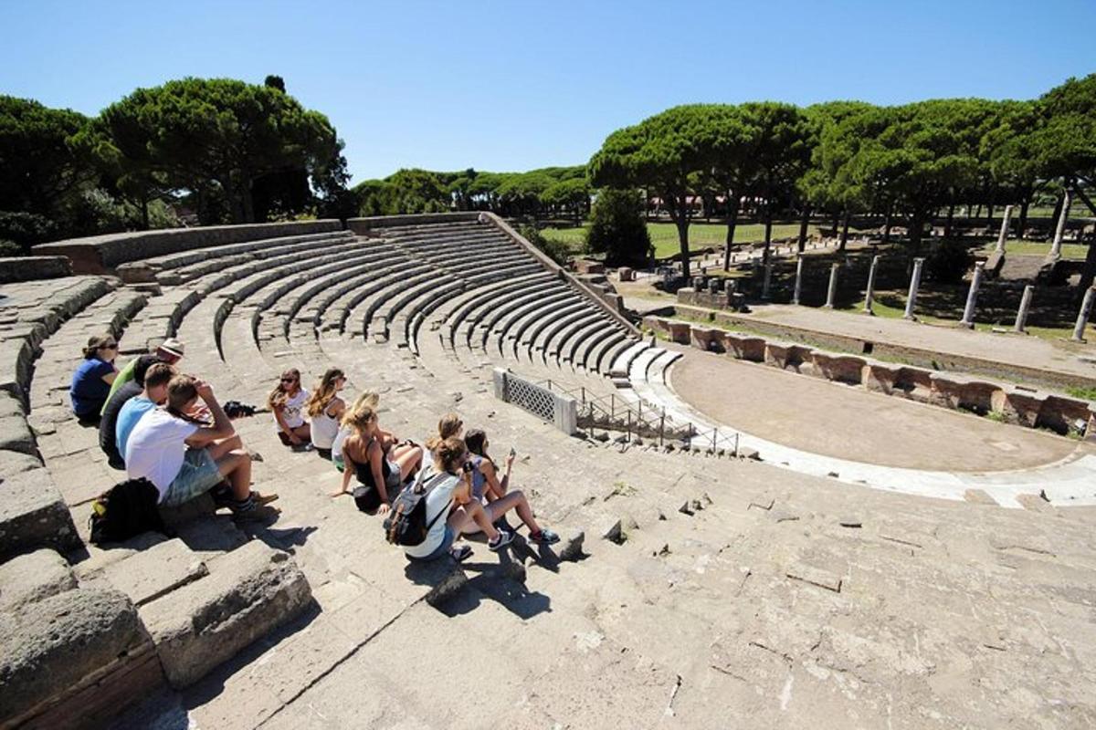 un gruppo di persone sedute in un anfiteatro