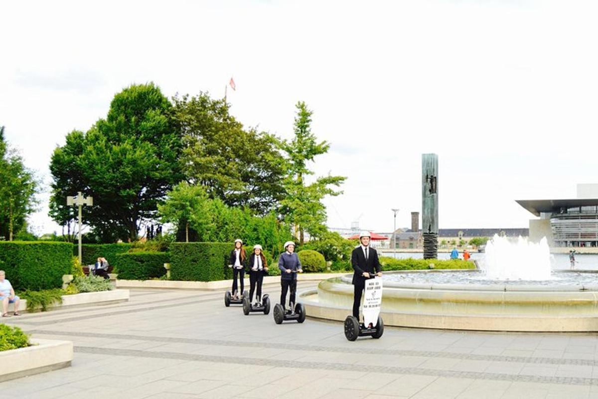sekumpulan orang yang menaiki segway di hadapan air pancut