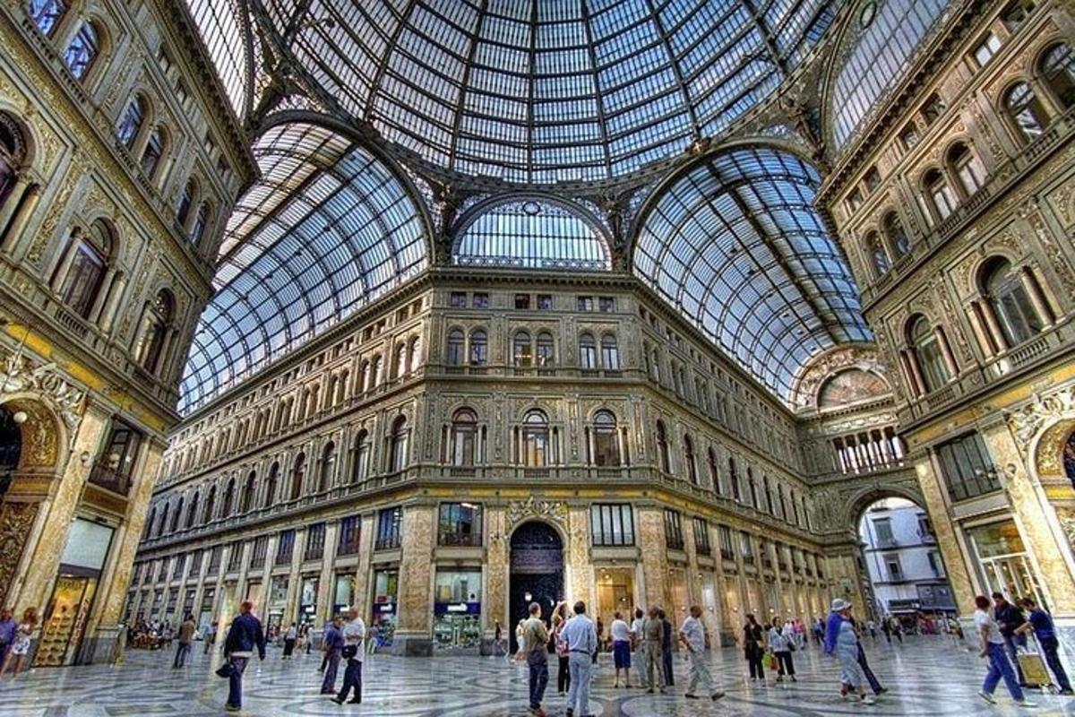 un gran edifici amb gent caminant per dins
